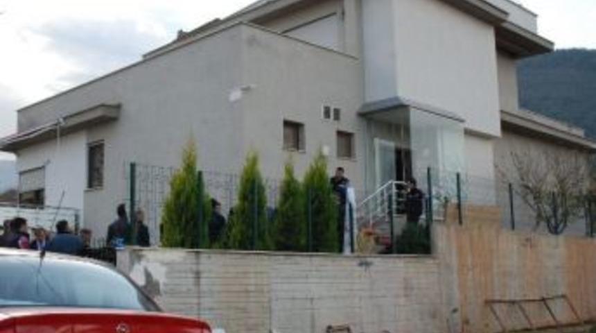 &Ccedil;atıdan D&uuml;şen Adam &Ouml;ld&uuml;