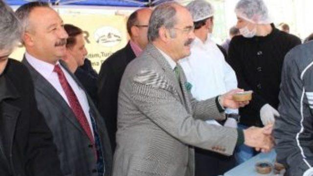 Başkan Büyükerşen Seyitgazi'de Aşure Dağıttı