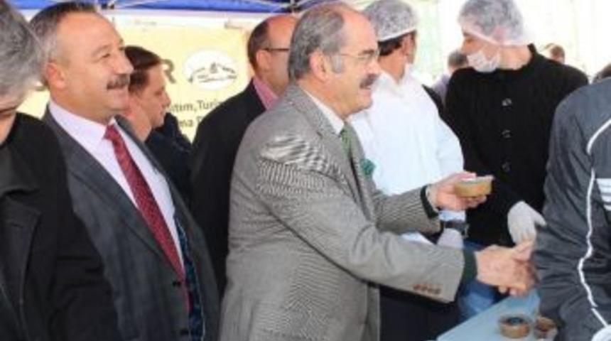 Başkan B&uuml;y&uuml;kerşen Seyitgazi'de Aşure Dağıttı