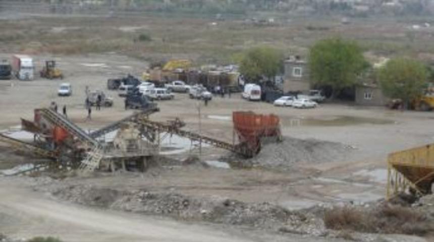 Cizre&rsquo;de 2 Aile Arasında Silahlı Kavga: 4 Yaralı