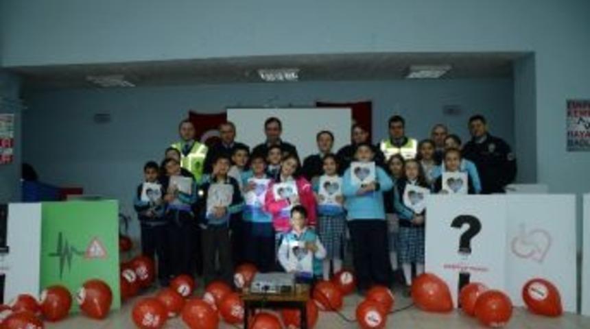 Trafik Polisleri &Ouml;ğrencilere &Ccedil;ogep Kapsamında Temin Edilen Materyallerinin Dağıtımı Ve Sunumu Yaptı