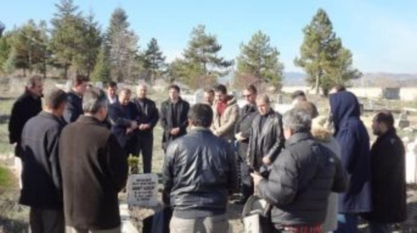 Y&ouml;netmen Ahmet Ulu&ccedil;ay Kabri Başında Anıldı