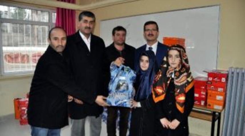 &Ouml;ğrenim G&ouml;rd&uuml;ğ&uuml; Okulun &Ouml;ğrencilerini Unutmadı