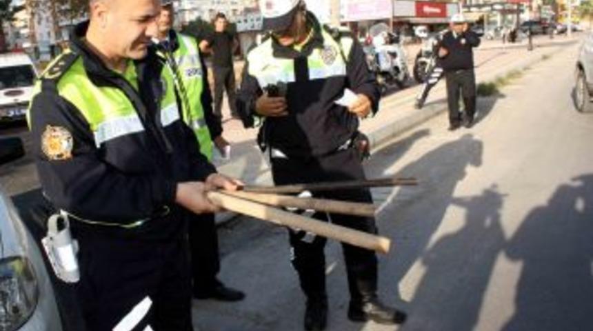 Toplu Taşıma Ara&ccedil;larında &Ccedil;ıkan Bı&ccedil;ak Ve Sopalar Polisi Bile Şaşırttı