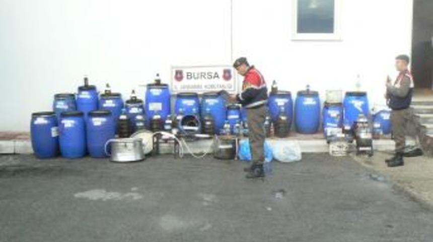 Yılbaşında Piyasa S&uuml;r&uuml;lmek &Uuml;zere 1000 Litre Sahte I&ccedil;ki Ele Ge&ccedil;irdi
