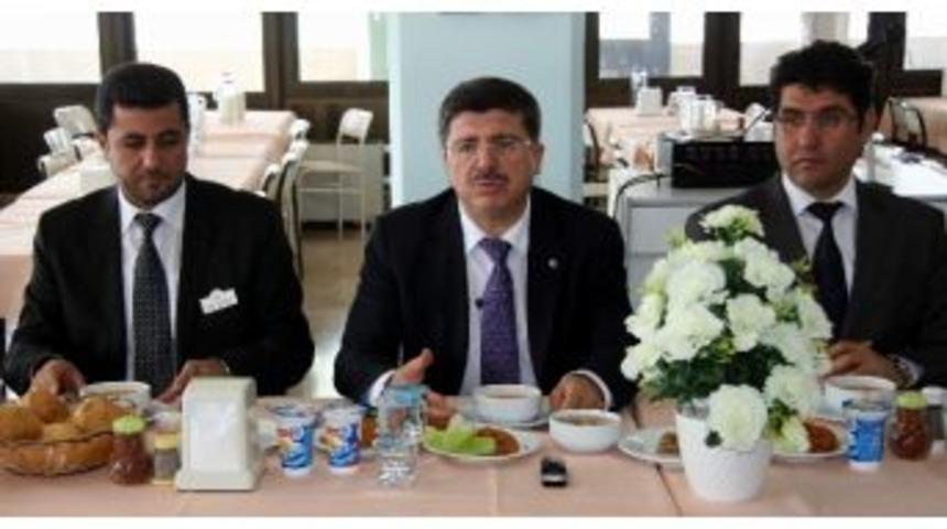 Erdoğan Taş Engelli Personele G&uuml;l Dağıttı
