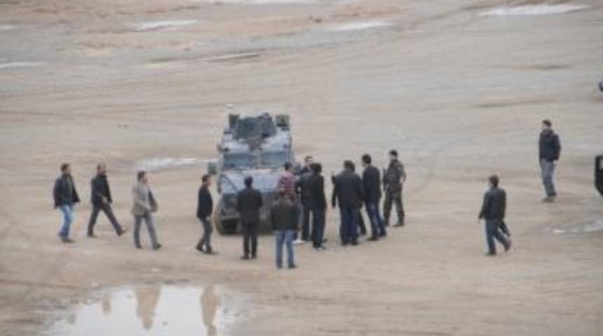 Cizre&rsquo;de Yol Kavgası: 4 Yaralı