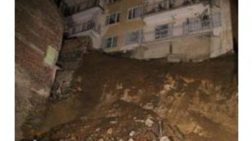 İstinat duvarı &ccedil;&ouml;kt&uuml;, 6 bina boşaltıldı