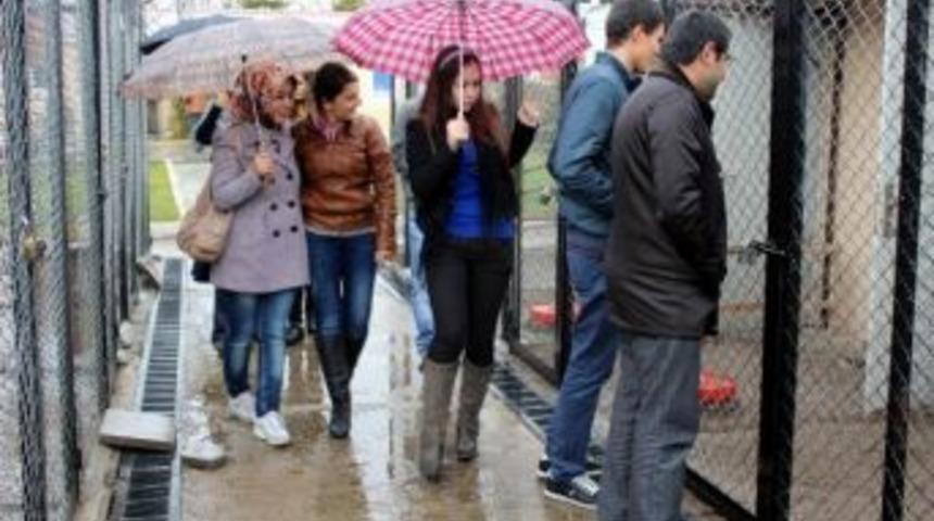Gen&ccedil;ler Hayvanat Bah&ccedil;esini Ziyaret Etti