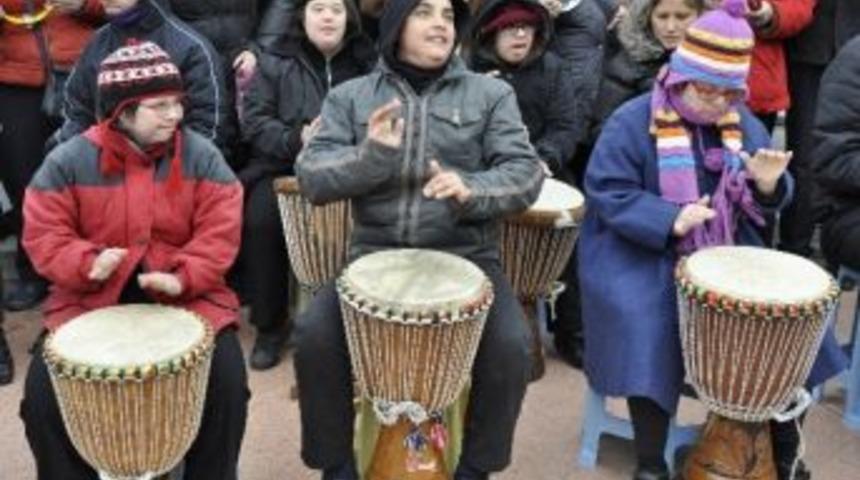 D&uuml;nyanın İlk Zihinsel Engelli Perk&uuml;syon Grubu Taksim'de G&ouml;steri Yaptı