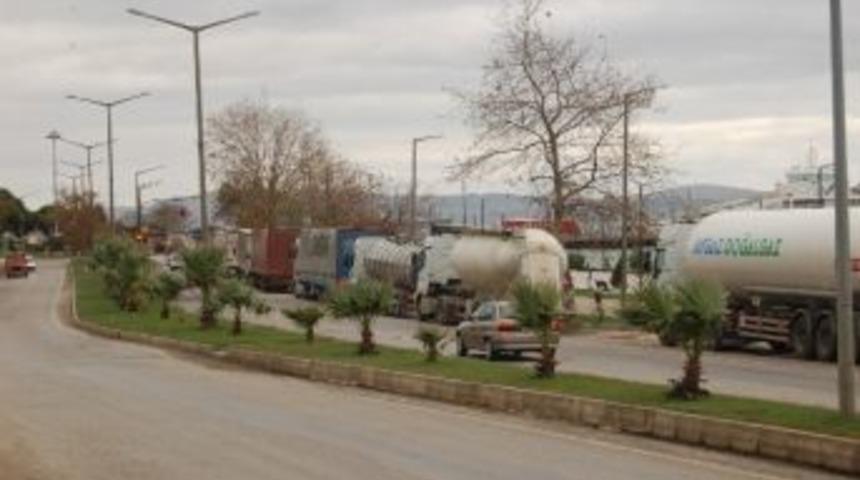 &Ccedil;anakkale'de Fırtına Deniz Ve Kara Ulaşımını Aksattı