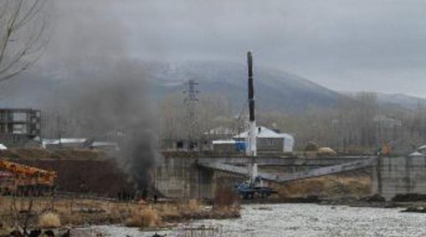 İnşası S&uuml;ren K&ouml;pr&uuml;n&uuml;n Beton Bloğu Kırıldı