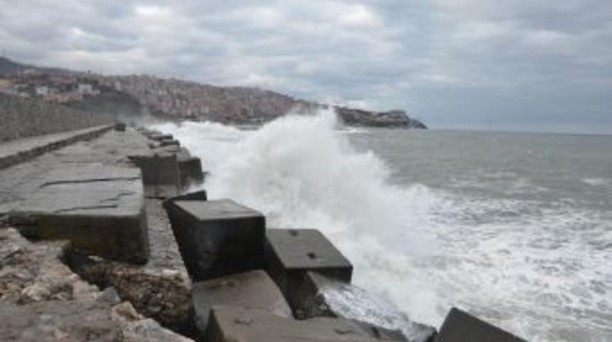Dev Dalgaların Arasında Kalan Rus Gemisi, Batma Tehlikesi Ge&ccedil;irdi