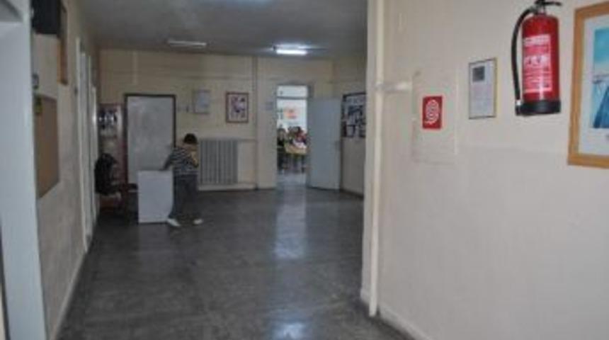 Okulda Yangın T&uuml;p&uuml; Patladı