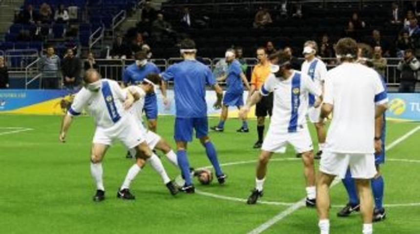 &Uuml;nl&uuml; Futbolcular, G&ouml;zleri Kapalı Ma&ccedil; Yaptı