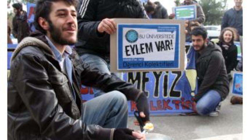 2 Liralık Yemeği Beğenmeyen &Ouml;ğrenciler Rekt&ouml;rl&uuml;k &Ouml;n&uuml;nde Yumurta Pişirdi