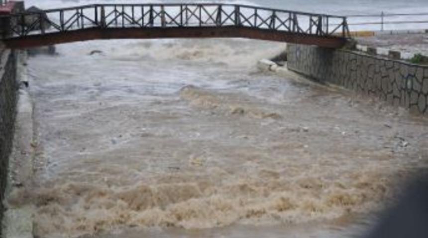 Karadeniz'de Fırtına