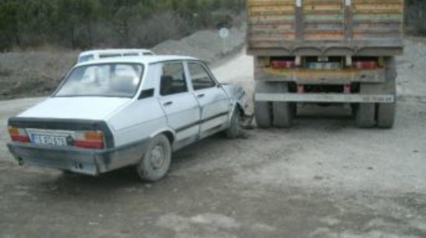 Harfiyat Y&uuml;kl&uuml; Kamyon İle Otomobil &Ccedil;arpıştı