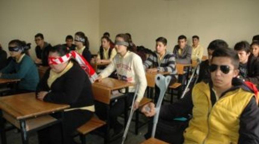 G&ouml;zlerini Bağlayıp, Koltuk Değnekleri İle Derse Girdiler