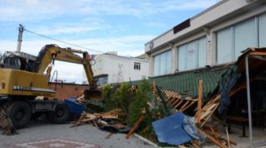 Branda Ile Ek B&ouml;l&uuml;m Yapılan Restoran Yıkıldı