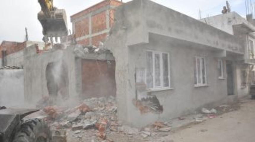 Belediye 12 Ka&ccedil;ak Yapıyı Yıktı