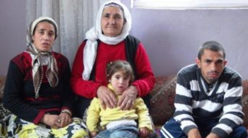 &Uuml;&ccedil; Engelli &Ccedil;ocuğuna Tek Başına Bakıyor