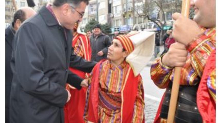 Empati I&ccedil;in G&ouml;zlerine Siyah Bant Takıp Y&uuml;r&uuml;d&uuml;ler
