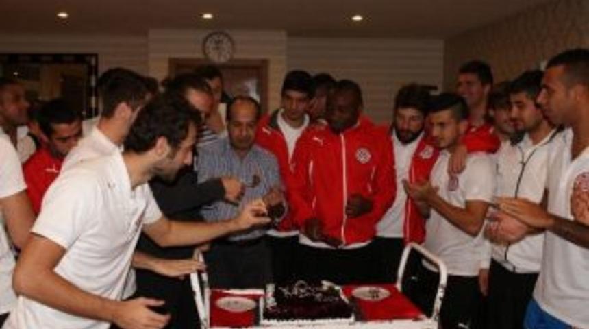 Antalyaspor&rsquo;da Isaac'e S&uuml;rpriz Doğum G&uuml;n&uuml;