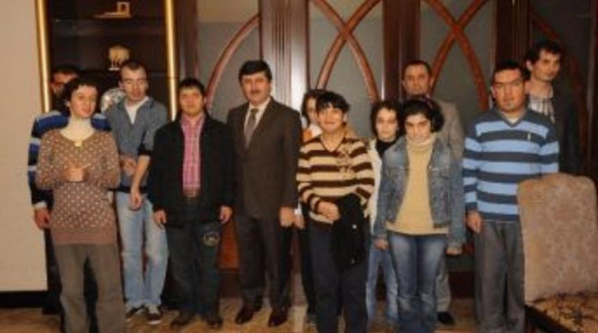 Vali &Ouml;z, 3 Aralık D&uuml;nya Engelliler G&uuml;n&uuml; Dolayısıyla Bir Grup Engelli Genci Kabul Etti