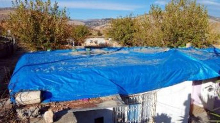 Sit Alanı İ&ccedil;erisindeki Evlerinin &Uuml;zerlerini &Ccedil;adırla &Ouml;rt&uuml;yorlar