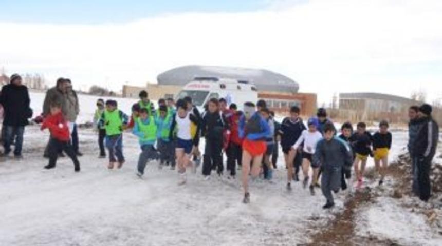 Okullararası Atletizm Kros Yarışları Nefes Kesti