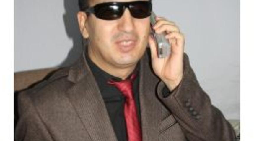 G&ouml;rme Engelli Memur, Il&ccedil;enin Canlı Telefon Rehberi Gibi Hizmet Veriyor