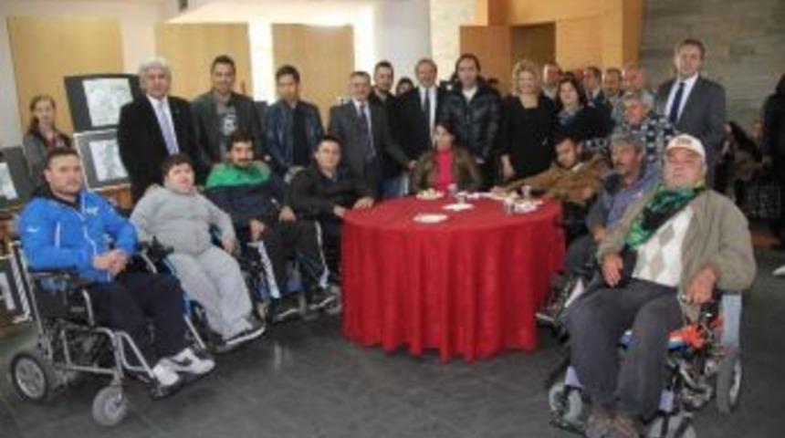 Akhisar&rsquo;da Engelsiz Kalemler Sergisi