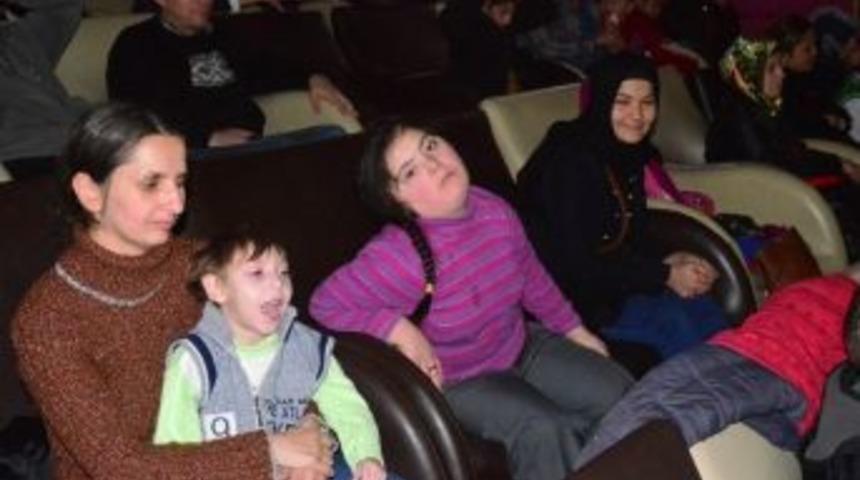 &Ouml;zdemir'den Engelli &Ccedil;ocuklara Sinema Keyfi