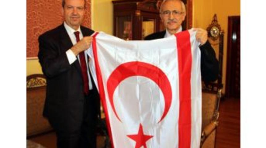 Kıbrıs&rsquo;tan Sivas&rsquo;a Bayrak Hediyesi