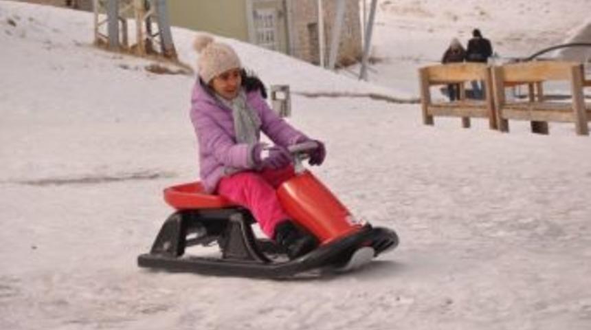 Yabancı Turistlerin Uludağ&rsquo;da Kar Keyfi
