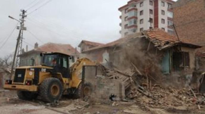 Sel&ccedil;uklu&rsquo;da Tehlike Arzeden Binalar Yıkılıyor
