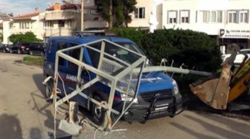 Fırtınada Jandarma Aracının &Uuml;zerine Aydınlatma Direği Devrildi