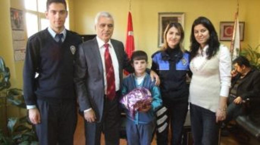 Bulduğu Cep Telefonunu Polise Teslim Eden &Ouml;ğrenci Futbol Topu İle &Ouml;d&uuml;llendirildi