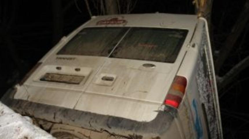 Minib&uuml;s Tepe &Uuml;st&uuml; &Ccedil;akıldı: 2 Yaralı