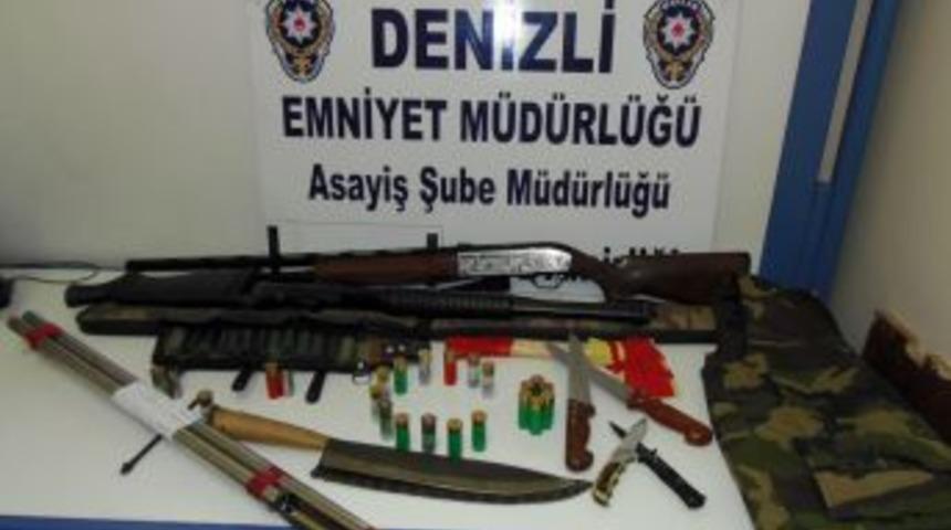 Taraftar Derneğinde Silah Ve Sopalar Ele Ge&ccedil;irildi