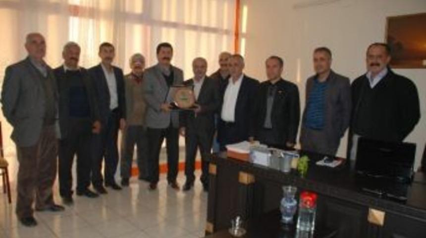 Muhtarlardan İstihdam Sağlayan İşadamına Plaket