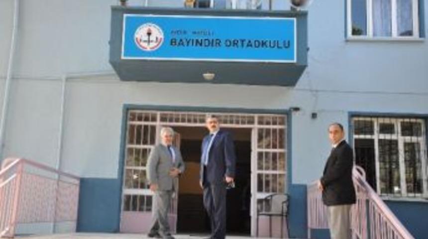 Başkan Alıcık, K&ouml;y Okuluna Projeksiyon Ve Kitap Hediye Etti