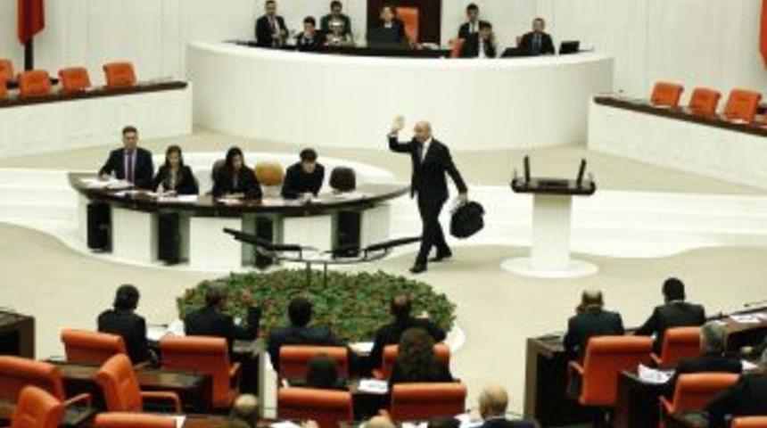 CHP'li Tanal K&uuml;rs&uuml;ye &Ccedil;anta Ile &Ccedil;ıktı