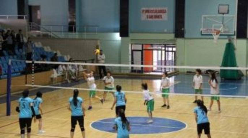 Gen&ccedil; Kızlar Voleybol M&uuml;sabakaları Devam Ediyor