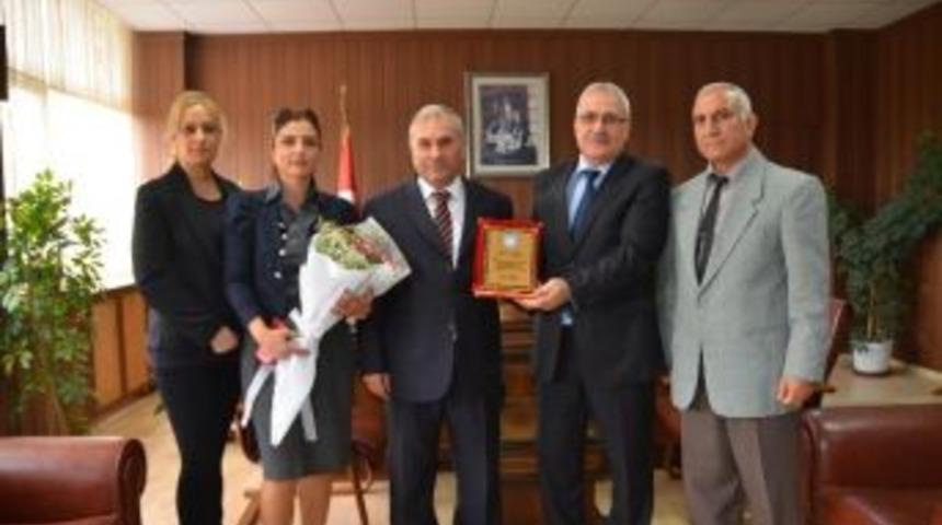 Okul Aile Birliği&rsquo;nden G&uuml;l&rsquo;e Teşekk&uuml;r Plaketi