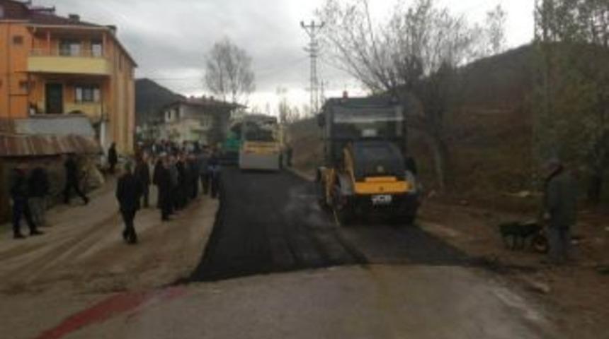 G&ouml;lk&ouml;y Belediyesi Sıcak Asfalt D&ouml;kme &Ccedil;alışmalarına Devam Ediyor