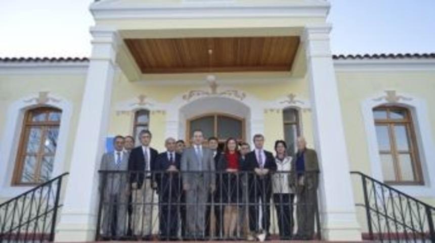 &Ccedil;anakkale Valisi Ahmet &Ccedil;ınar, G&ouml;k&ccedil;eada'da Rum İlkokulunu Ziyaret Etti