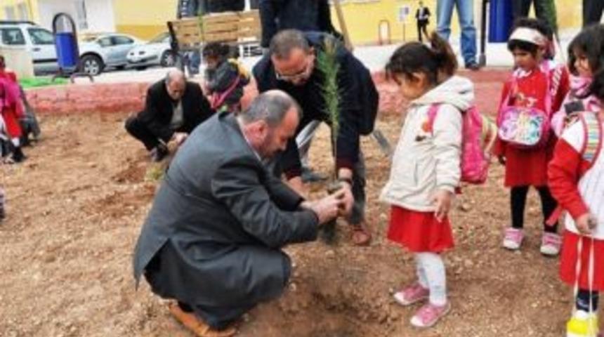 Ak&ccedil;akale'deki Okullar Yeşillendiriliyor