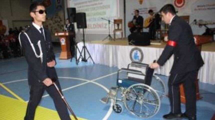 Erzurum'da 61 Engelliye Ak&uuml;l&uuml; Ara&ccedil; Hediye Edildi